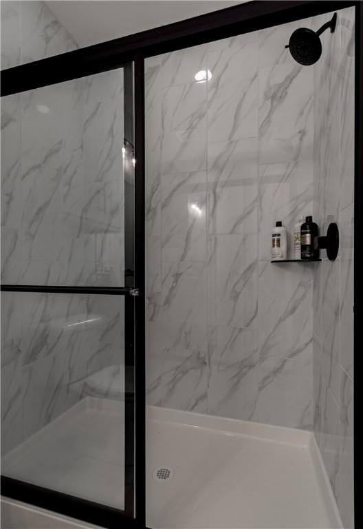 427 E Martin Luther King Jr Blvd, Fayetteville, AR 72701 - full bath with a marble finish shower