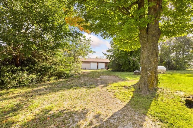 view of yard featuring an outdoor structure and a garage