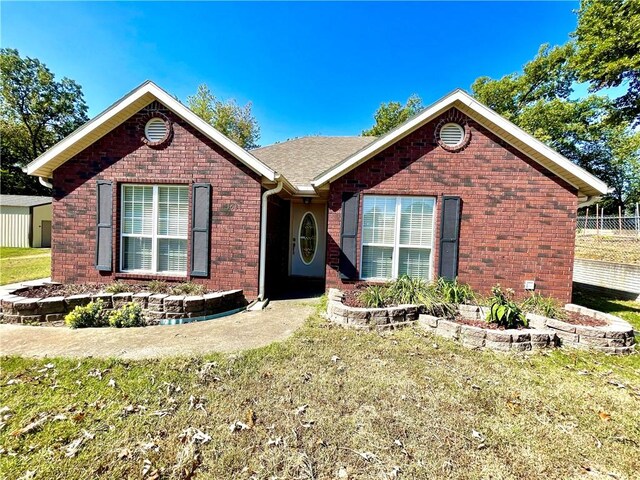 view of front of home featuring a front yard