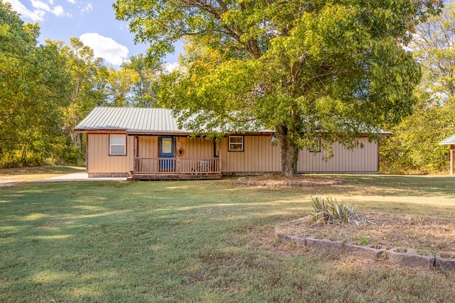 view of front of house featuring a front lawn