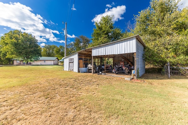 view of yard with an outdoor structure