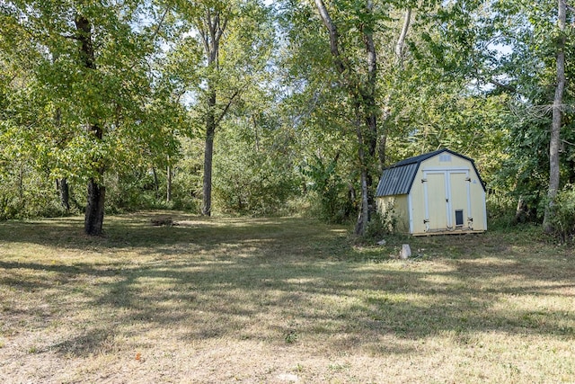 view of yard featuring a storage shed