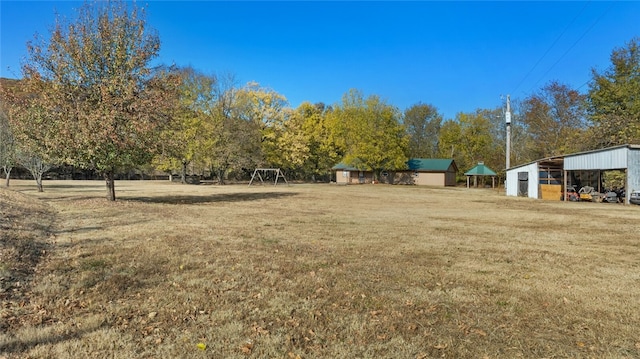 view of yard featuring an outdoor structure