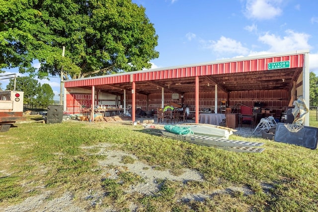 view of yard featuring an outbuilding