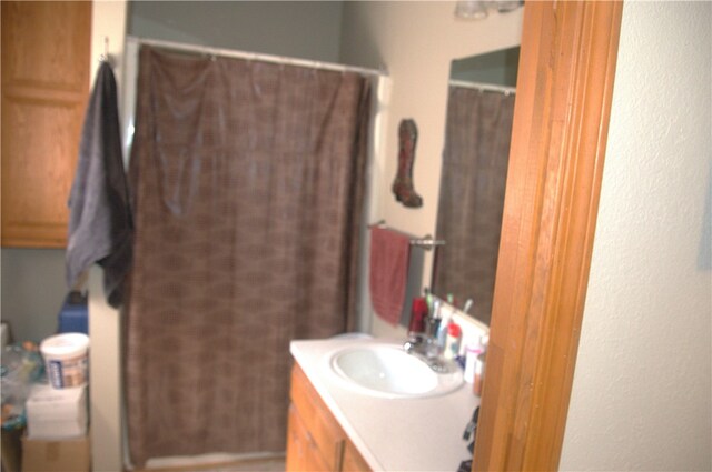 bathroom featuring a shower with shower curtain and vanity