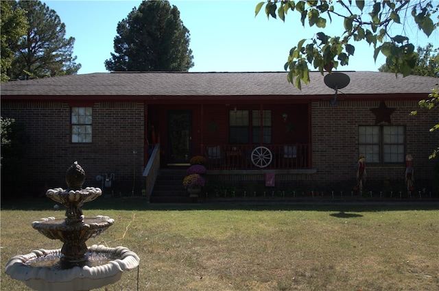 view of front of home featuring a front lawn