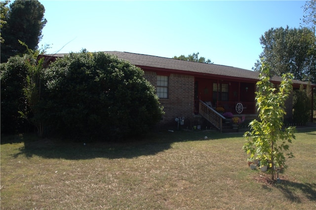 view of front of home with a front lawn