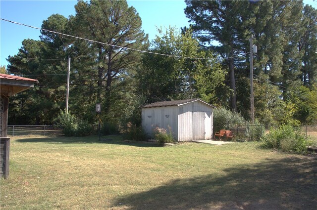 view of yard with a storage shed