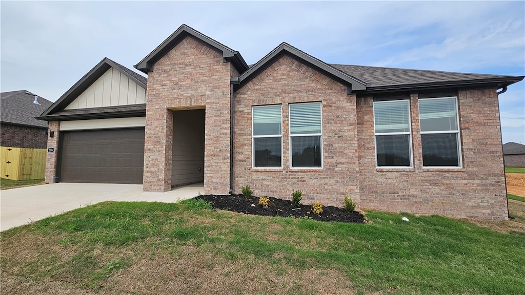 view of front facade featuring a front yard and a garage