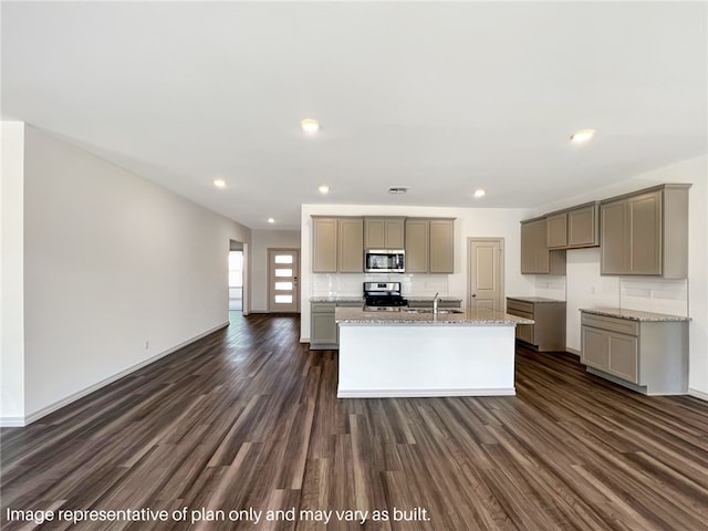 kitchen with gray cabinetry, sink, stainless steel appliances, dark hardwood / wood-style floors, and an island with sink