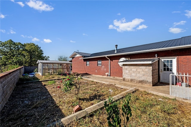 view of yard featuring an outdoor structure