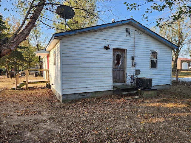 view of front facade featuring central AC unit