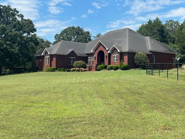 single story home featuring a front yard