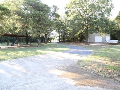 view of yard featuring an outbuilding