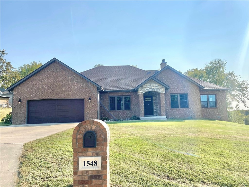 view of front facade featuring a front yard and a garage