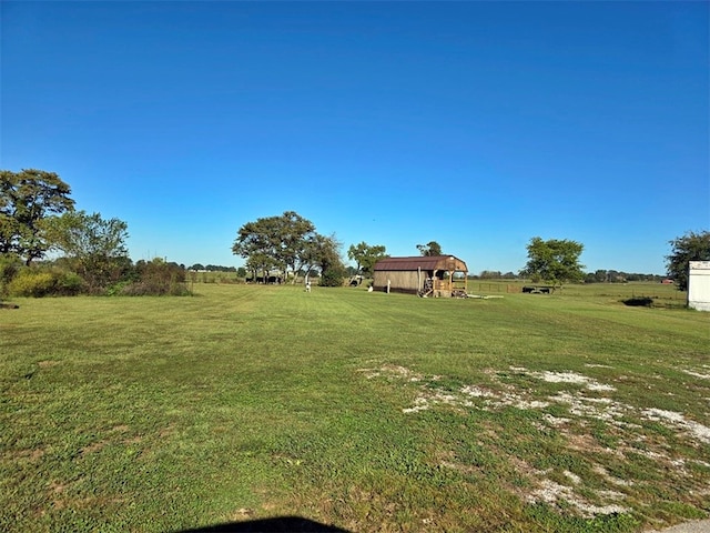 view of yard featuring a rural view