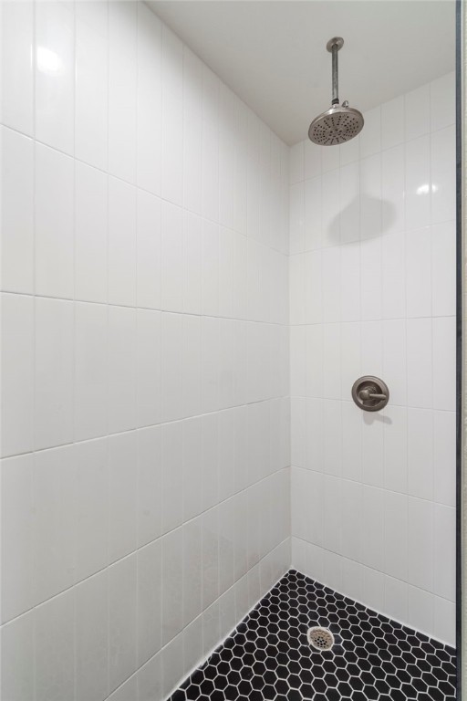 bathroom featuring tiled shower