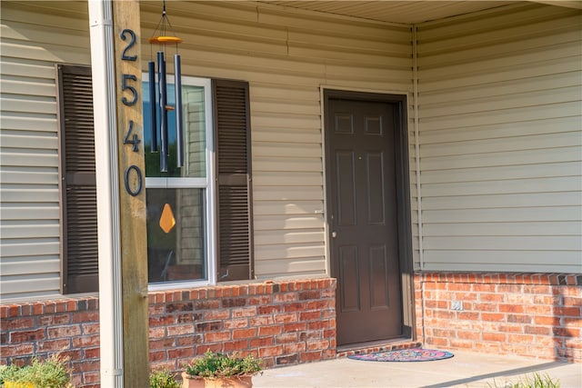 doorway to property with covered porch