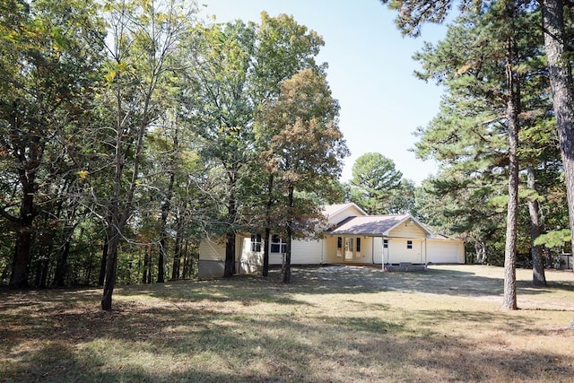 view of front of property featuring a front yard and a garage