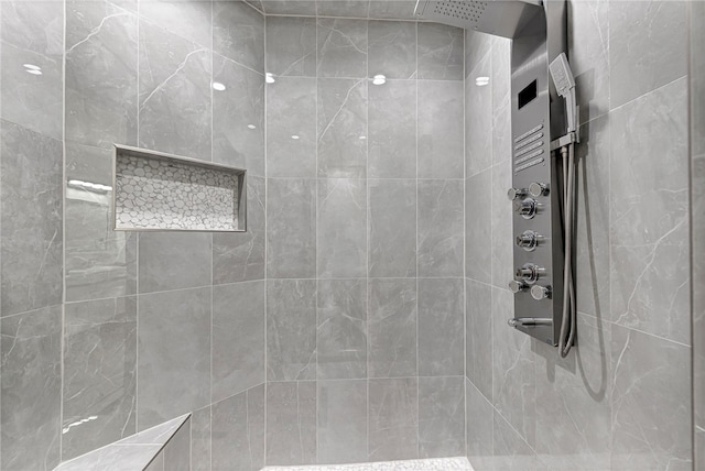 bathroom featuring tiled shower