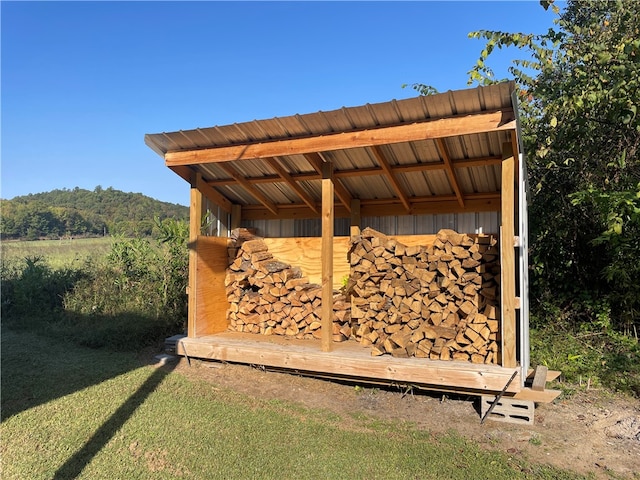 view of outdoor structure with a yard