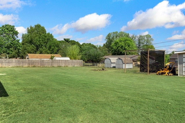 view of yard featuring a shed