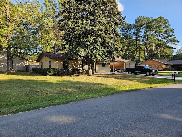 ranch-style house featuring a front yard