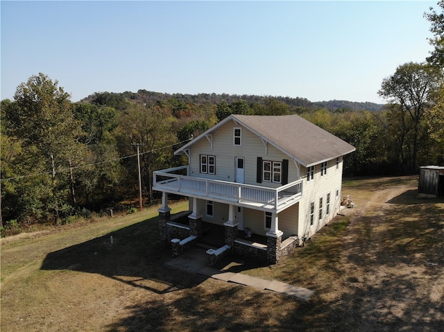 view of front facade with a front lawn