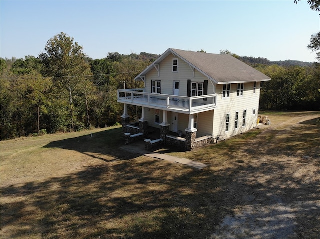 back of house featuring a lawn