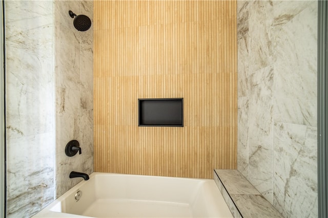 bathroom with tiled shower / bath