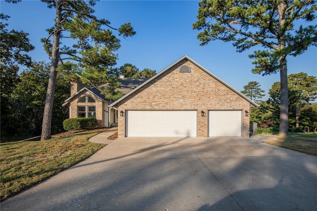 view of front of home featuring a garage and a front yard