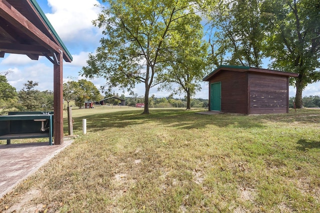 view of yard with an outbuilding and a garage