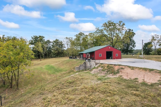 view of yard featuring an outdoor structure