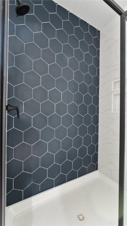 bathroom featuring a tile shower