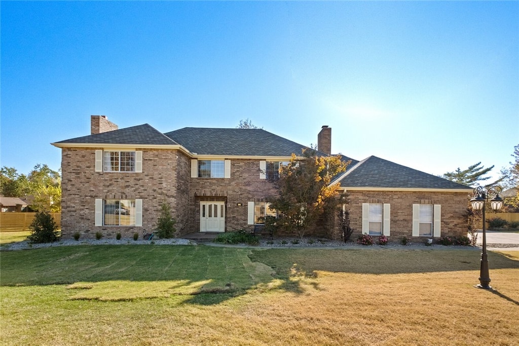 view of front facade with a front lawn