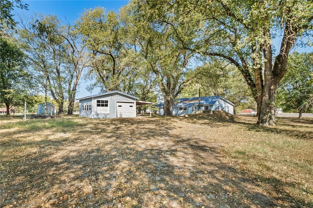 view of yard with an outdoor structure