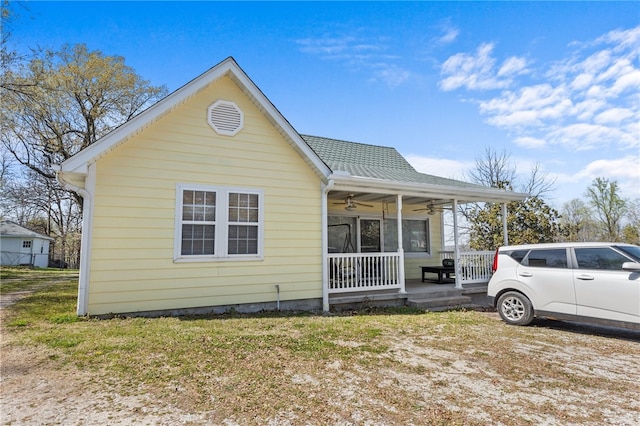 view of front of property featuring a porch, a front yard, and ceiling fan