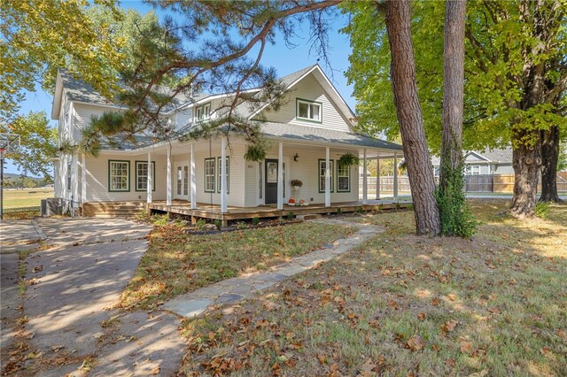 farmhouse-style home featuring covered porch