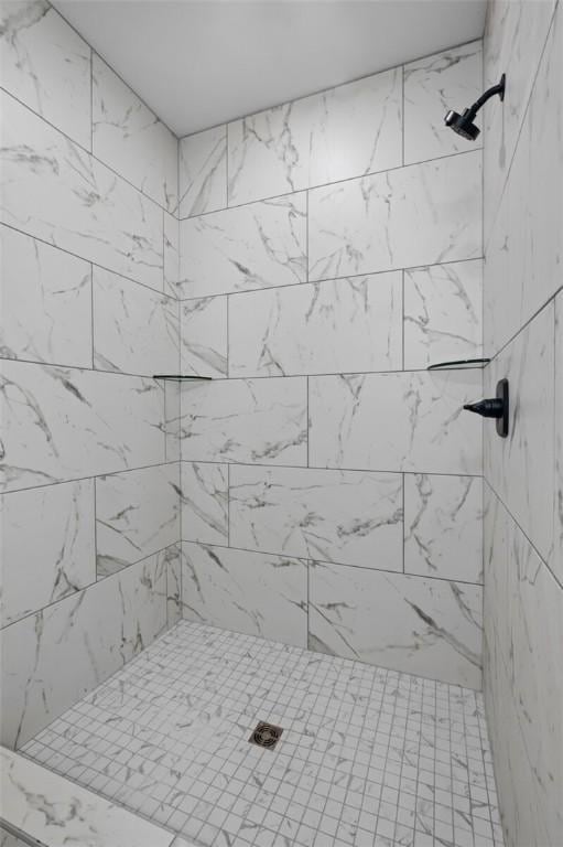 825 Baker St, Pea Ridge, AR 72751 - bathroom featuring tiled shower