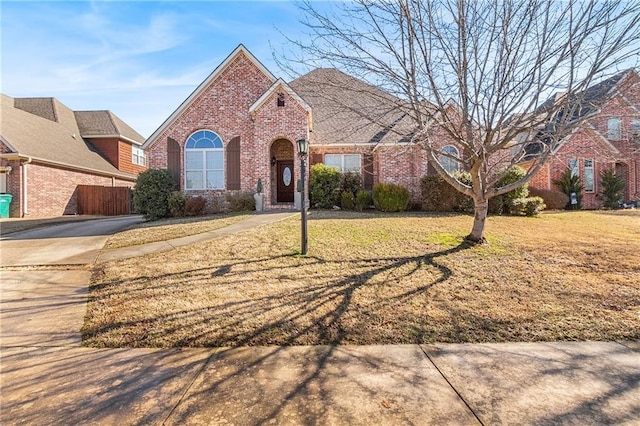 view of front property featuring a front lawn