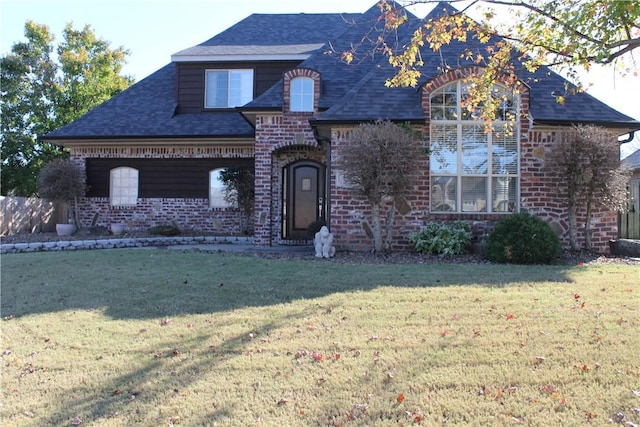 view of front of property featuring a front yard