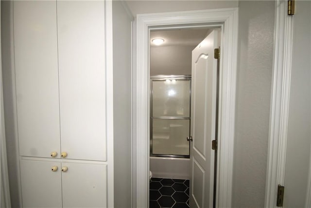 bathroom with combined bath / shower with glass door