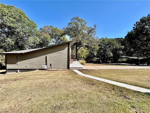 view of side of property featuring a yard