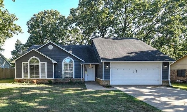 view of front of home featuring a front yard and a garage