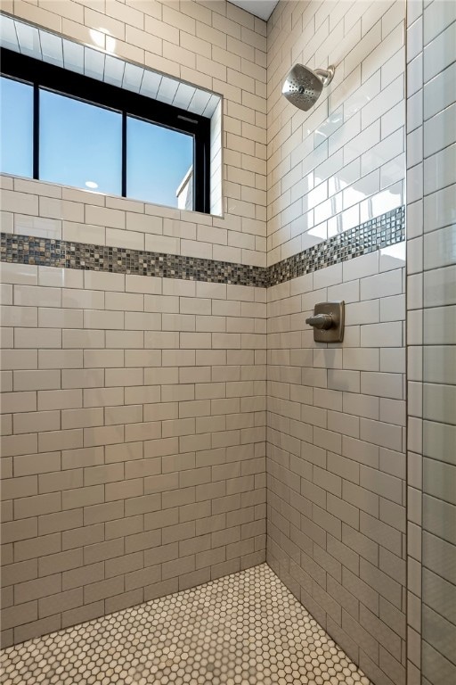 bathroom featuring tiled shower