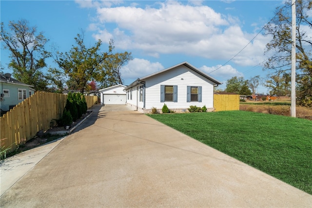 view of front of home featuring a front yard and a garage