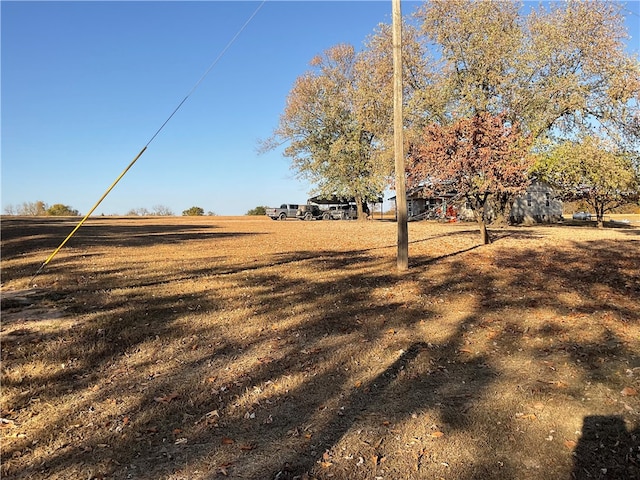 view of yard featuring a rural view