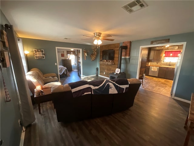 living room with dark wood-type flooring and ceiling fan