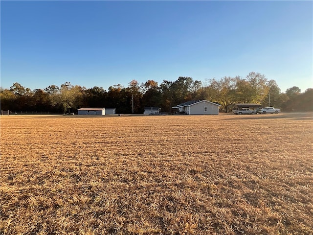 view of yard featuring a rural view