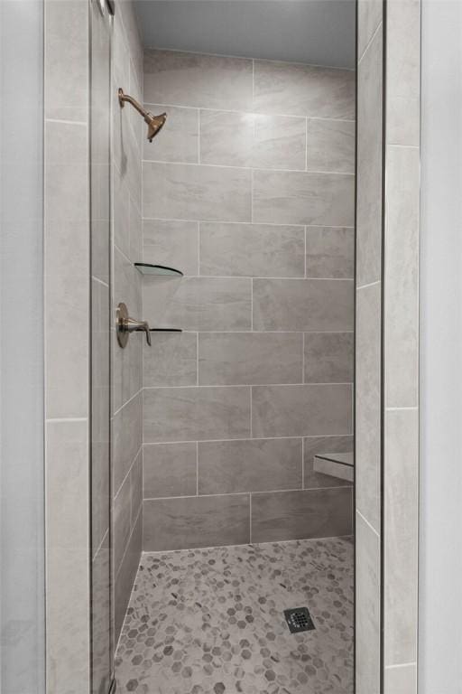 bathroom featuring a tile shower